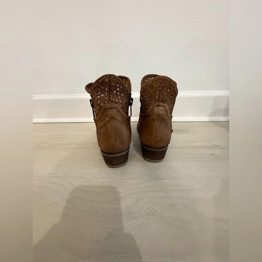 NWOT Circle G by Corral Laser Cut Leather Ankle Boot - Picture 9 of 12